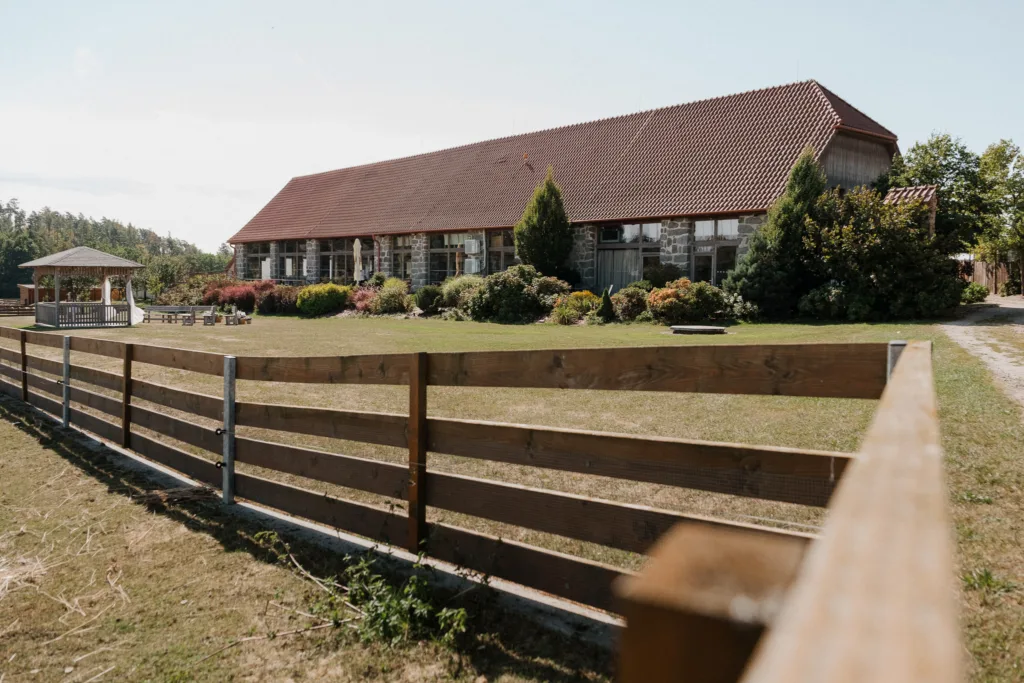 Rozlehlá zahrada svatebního místa Pohoda Nárameč s dřevěným plotem a altánem pro svatební obřad.