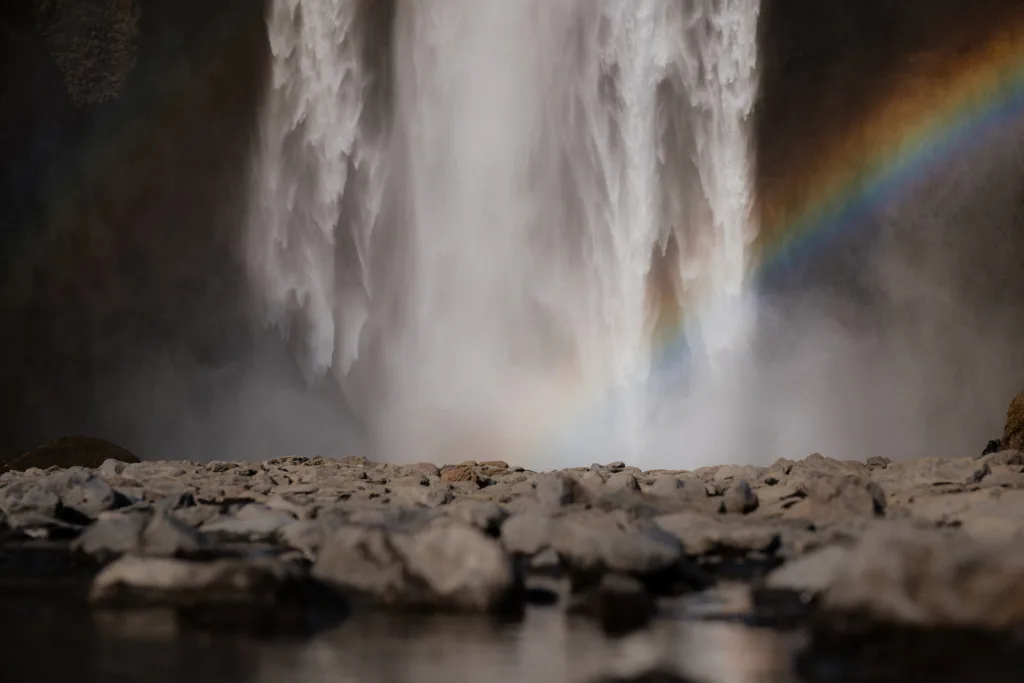 Vodopád Skógafoss na Islandu s duhou v popředí
