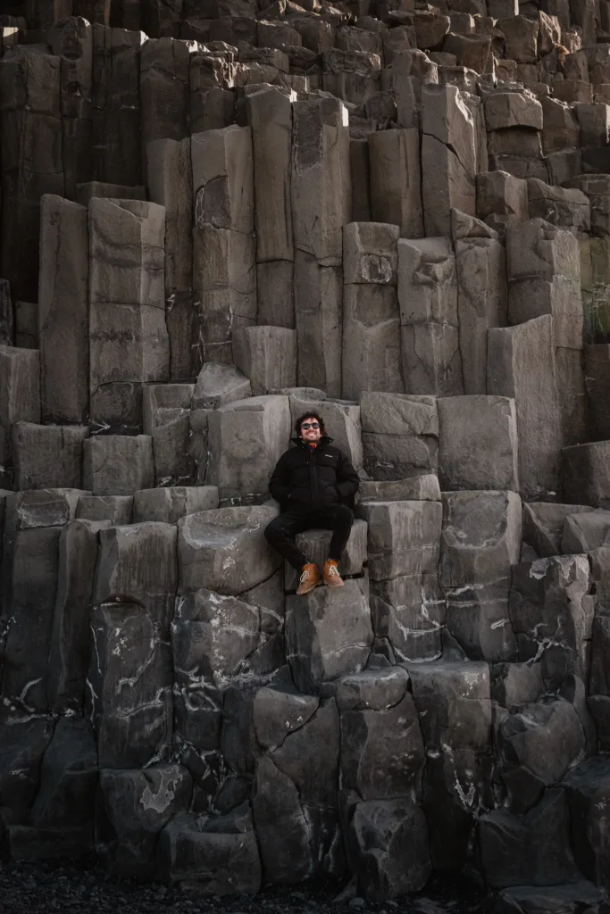 Černá pláž Reynisfjara a její čedičové sloupy – tip na úžasné místo pro Island cestopis.