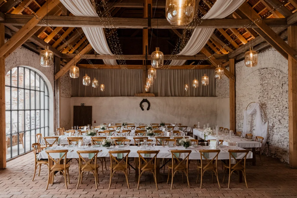 Interiér svatební stodoly Horecký dvůr - výzdoba a osvětlení pro svatební hostinu.