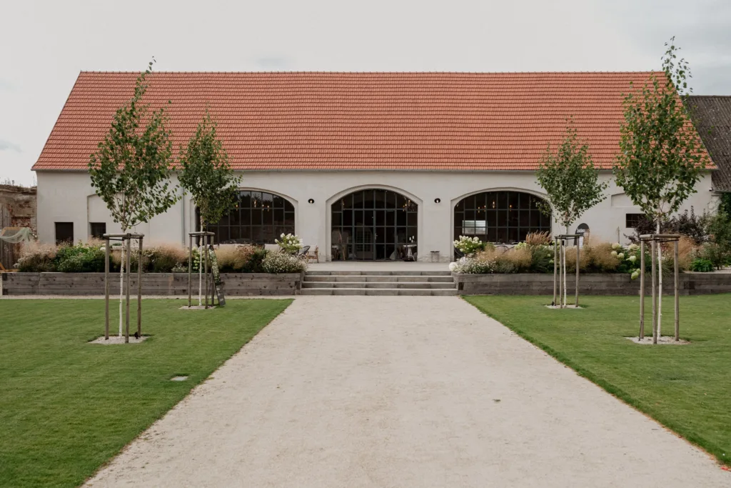 Venkovní pohled na zrekonstruovanou stodolu a nádvoří svatebního místa Horecký dvůr.