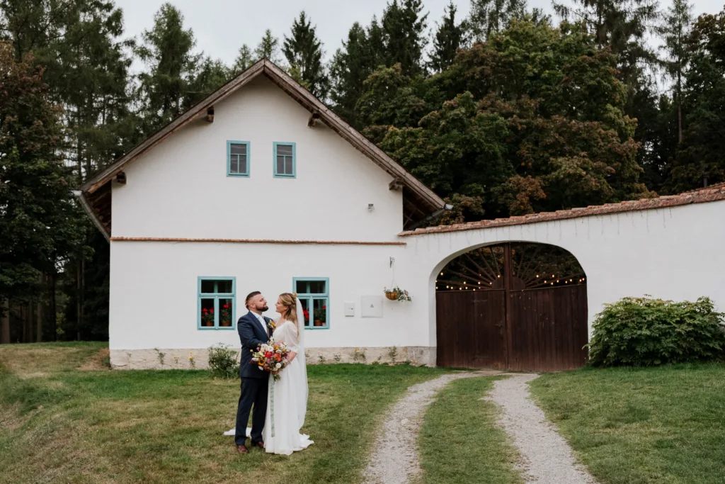 Svatba na Samotě Křemen - párové focení novomanželů u statku.